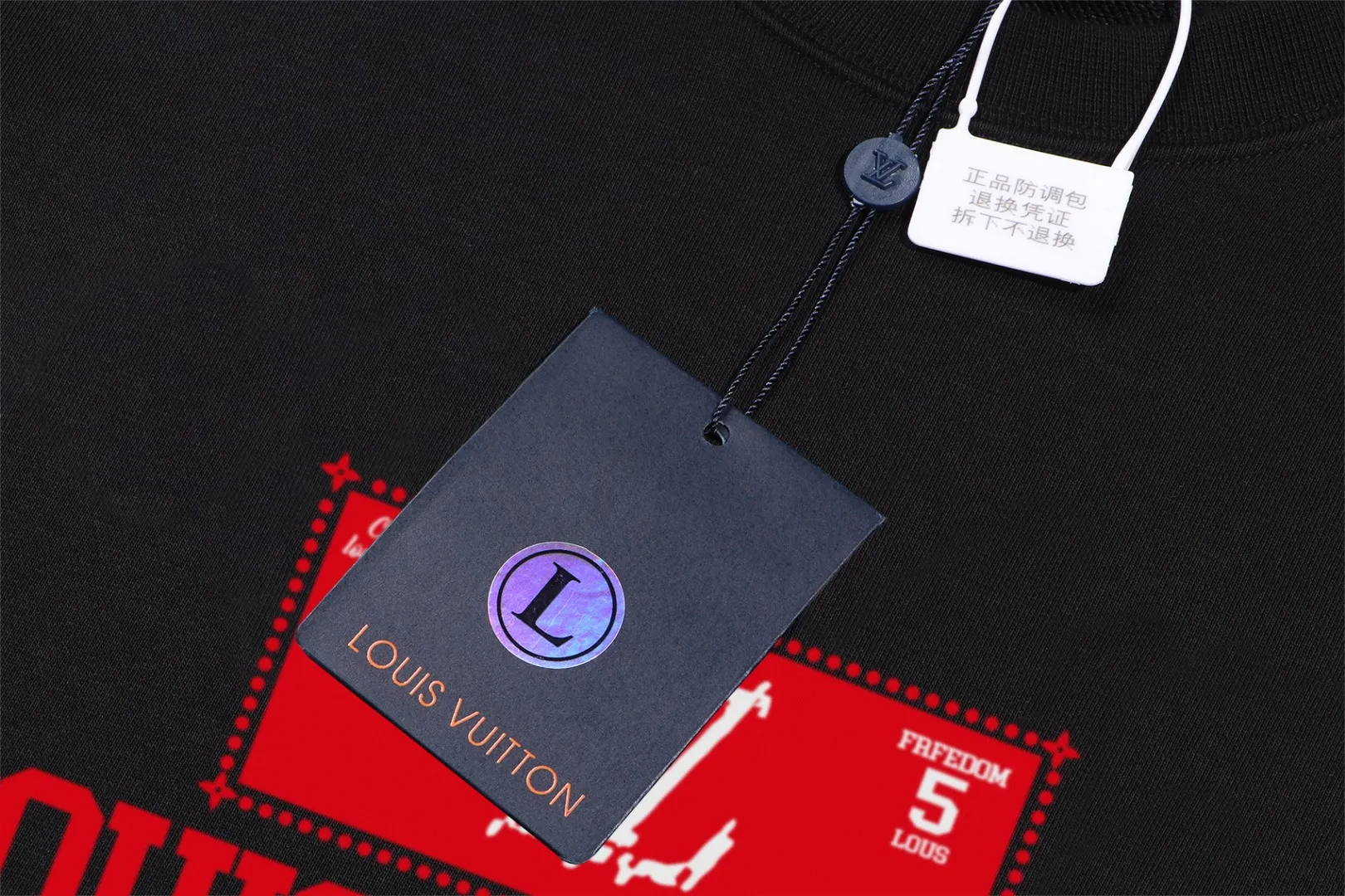 🅿️250 hot style on the shelves🔥❗ 💫〖Louis Vuitton LV〗 Fashionable round neck sweatshirt, casually matched with various styles, it is perfectly handsome😎The whole dress is made of double waistcoats, which makes the whole dress more three-dimensional. Not ordinary factories can do such fine work. The 2025 spring style counters are on sale, exquisite round neck terry sweatshirt, high-end double-strand pure cotton Customized drawstring ribs are dyed in the same vat and are complete with three standards. The chest craftsmanship adopts a simple and elegant pattern on the chest, which is easy to control for any age group! Fit and comfortable! Customized thickened 440g terry sweatshirt fabric, soft and comfortable to the touch, with a three-dimensional shape! 🙌🏻 It’s also very breathable, so it’s a versatile style that can be worn with any outfit! ✔Color: Black White Apricot Size: S M L XL 2XL